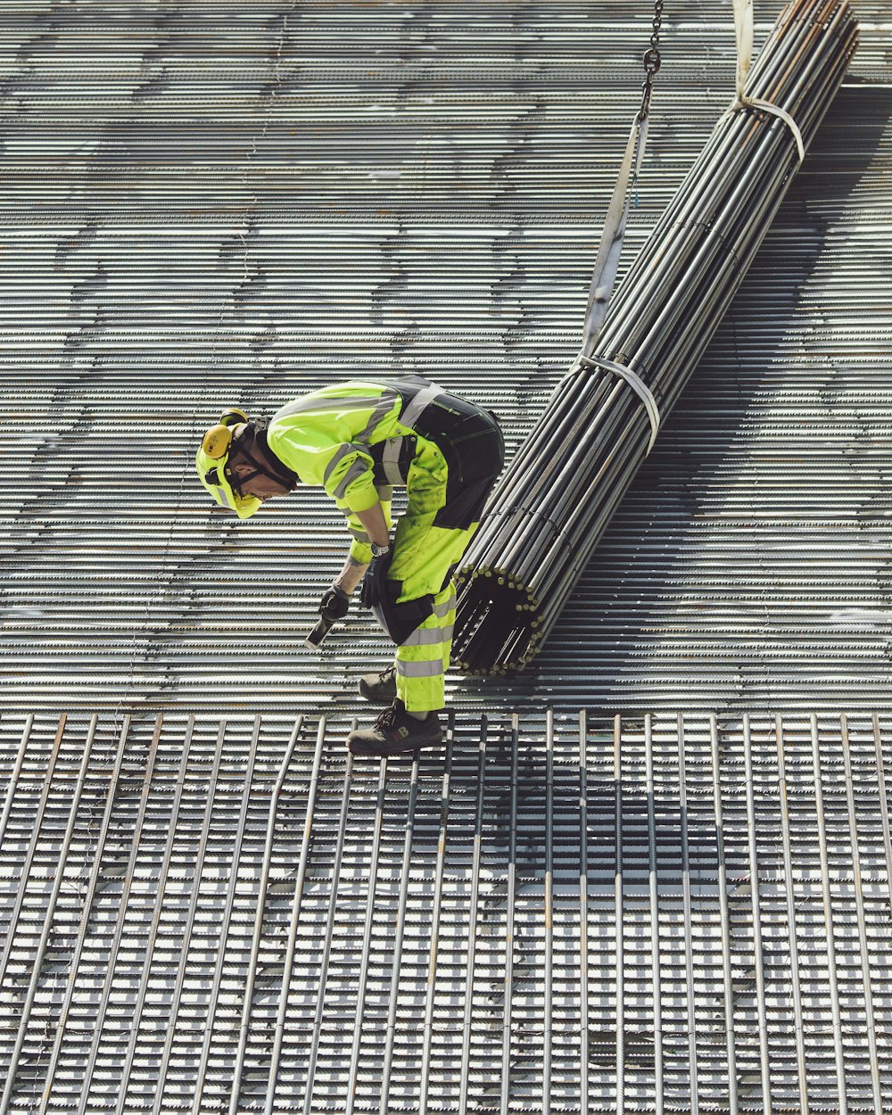 Monteur bei der Stahlmontage auf der Baustelle